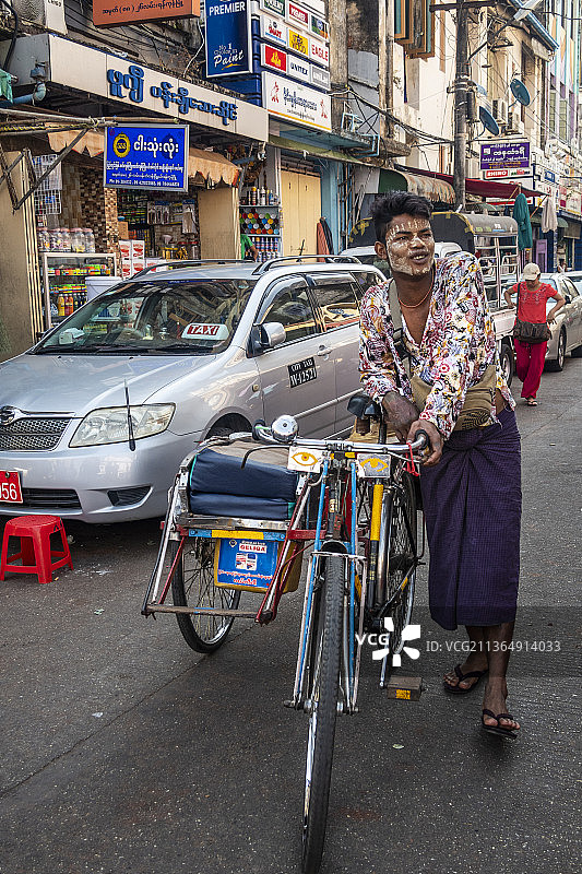 缅甸仰光人力车夫图片素材