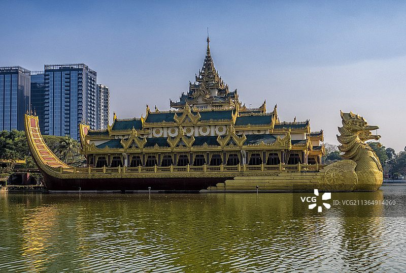 缅甸仰光皇家湖上的卡拉威宫图片素材