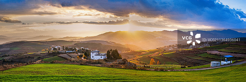 东川红土地日落图片素材
