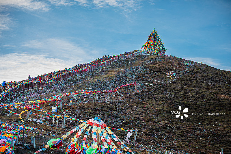 康定折多山项的经幡图片素材