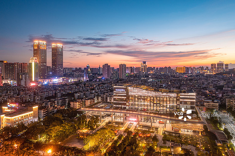 中山市中山纪念图书馆和利和双子塔夜景图片素材