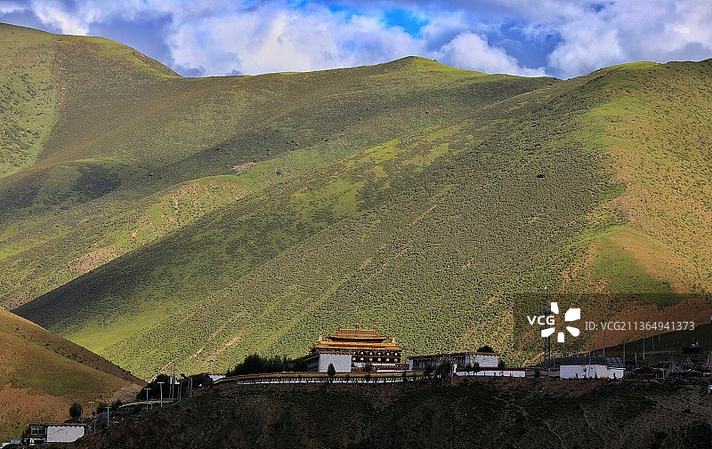 深山中的藏传寺庙图片素材