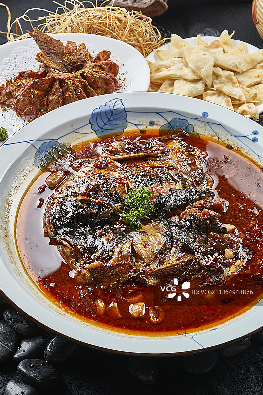 家炖酱香大鱼头配泡饼香炸鱼尾图片素材