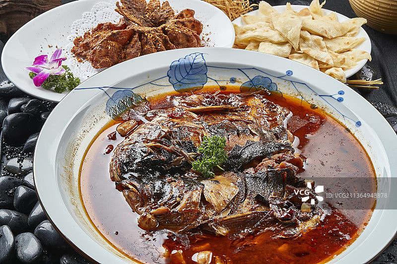 家炖酱香大鱼头配泡饼香炸鱼尾图片素材