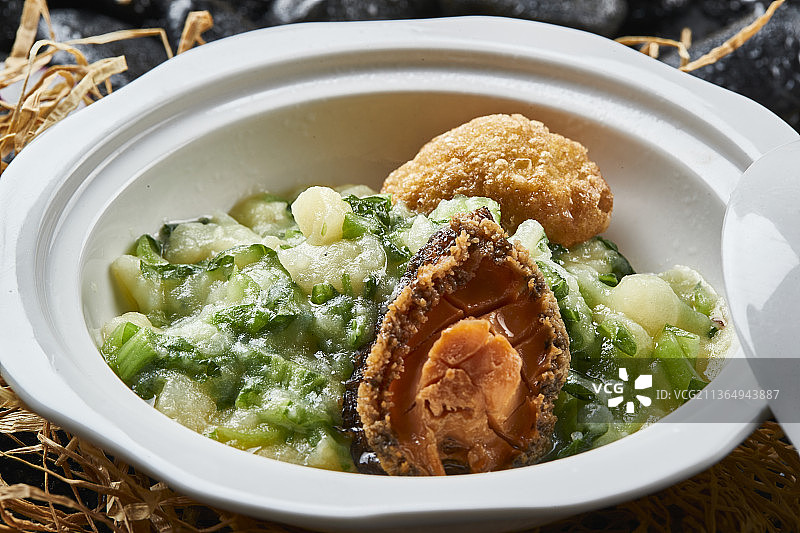 砂锅土豆小白菜配鲜鲍油炸黄糕图片素材