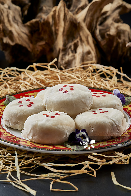 磁盘装的传统婚宴糕点白糖桂花芙蓉酥图片素材