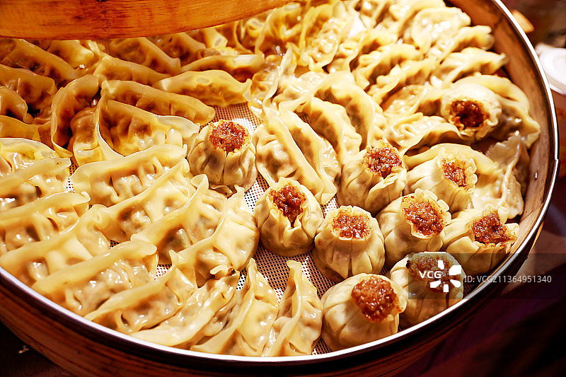 笼屉里的蒸饺和烧麦图片素材