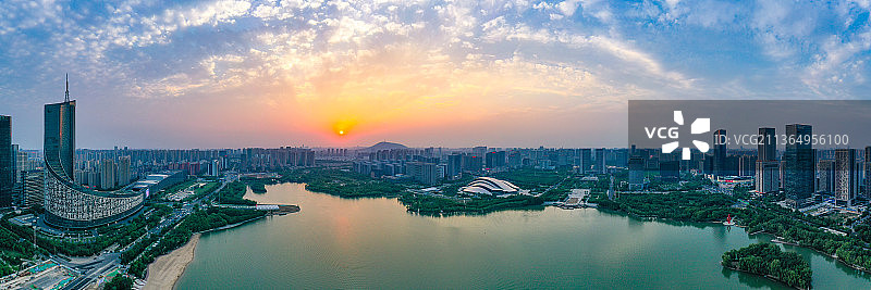 天鹅湖的黄昏图片素材