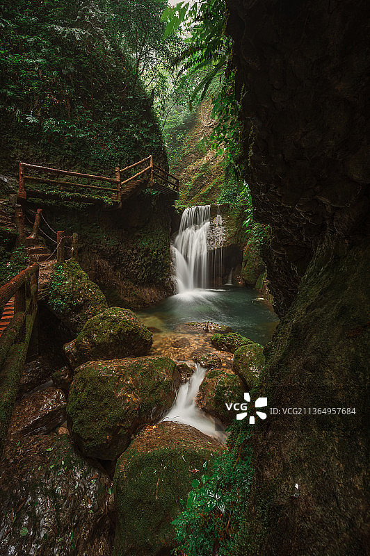 青城后山的潺潺溪流图片素材