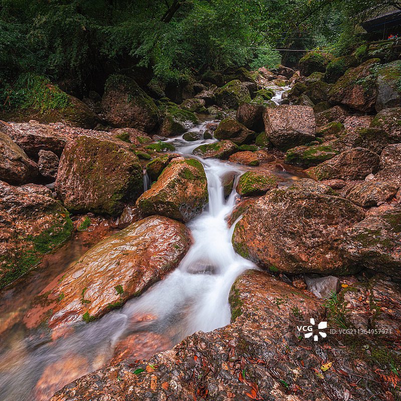青城后山的潺潺溪流图片素材