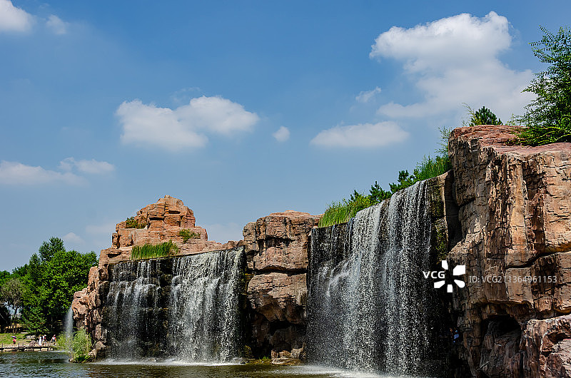 晴朗天气蓝天白云下拍摄中国黑龙江哈尔滨太阳岛公园瀑布图片素材