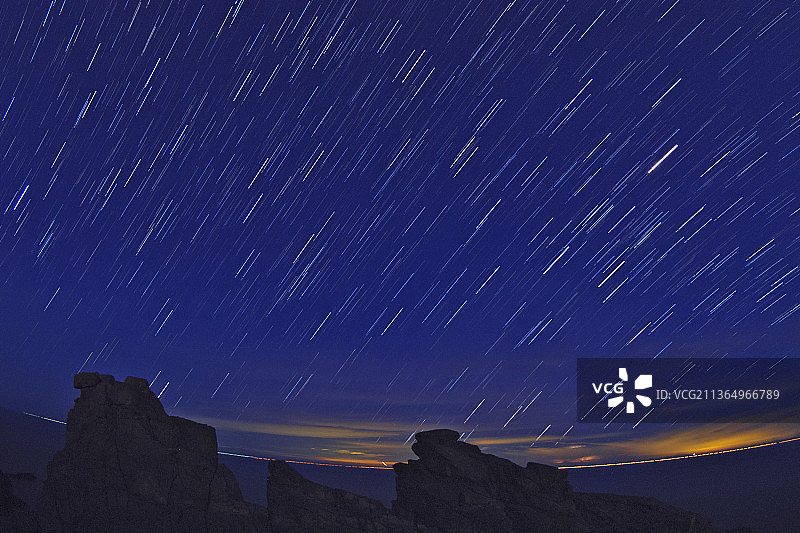 福建平潭岛石头厝礁石风力发电港湾驳船图片素材