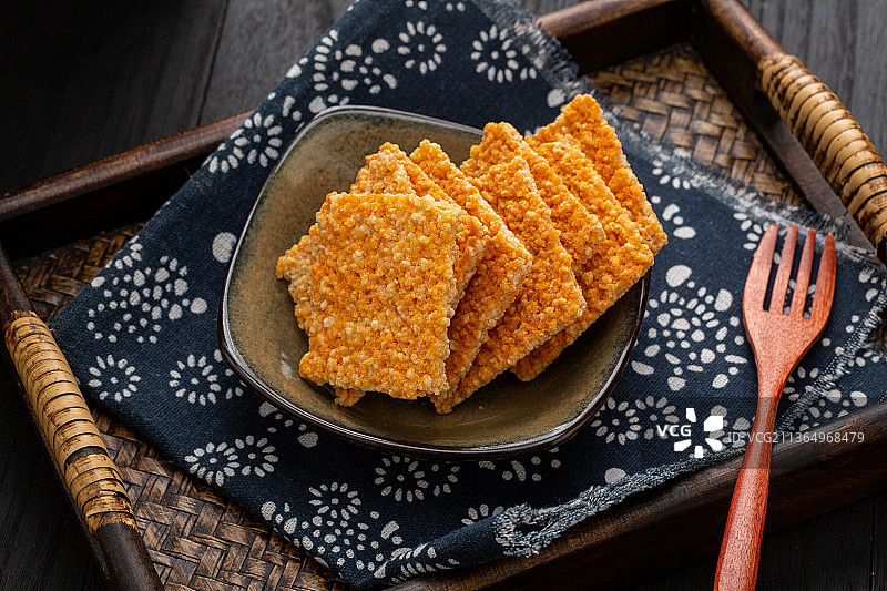 蟹黄味的糯米锅巴图片素材