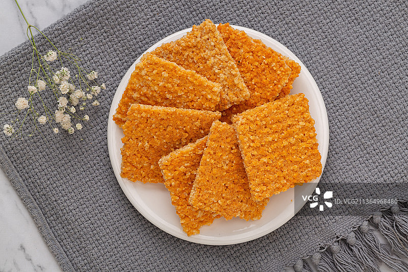 蟹黄味的糯米锅巴图片素材