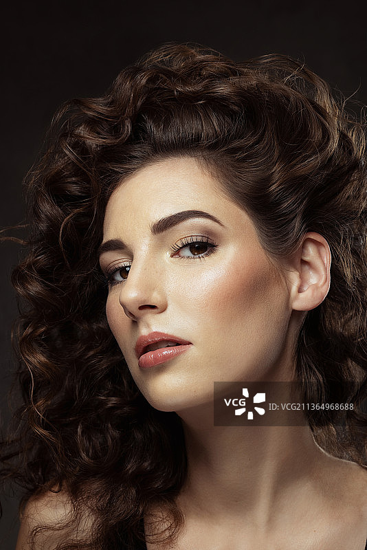 封面女郎：美丽的卷发女性图片素材