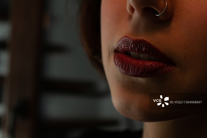 美丽女孩的深色嘴唇特写，涂口红女人的特写图片素材