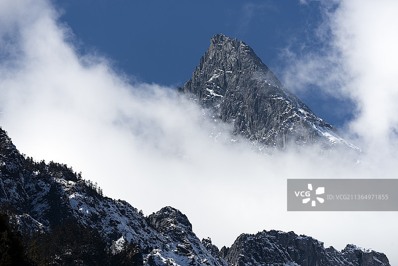 守护巴拉村的巴拉格宗神山图片素材
