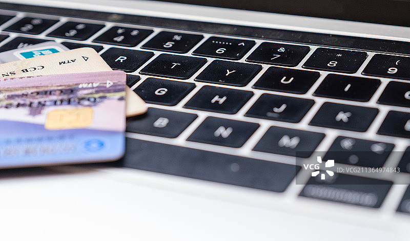 笔记本电脑和银行卡图片素材