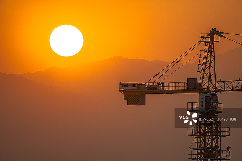夕阳下的建筑工地图片素材