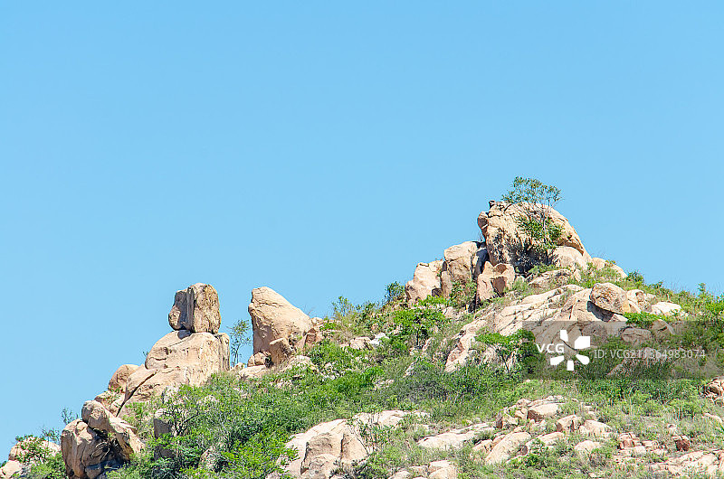 中国山东泰安市著名旅游景点九女峰自然风景区，远处的高山和蓝天图片素材