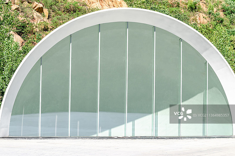 中国山东泰安市著名旅游景点九女峰自然风景区，著名艺术馆故乡的月室外露台图片素材