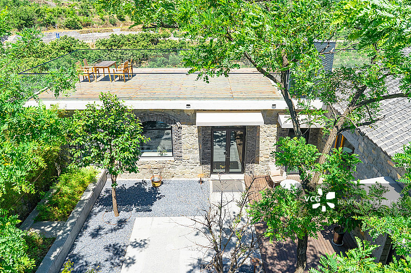 中国山东泰安市著名旅游景点九女峰自然风景区，大山里平房民宿居住区图片素材