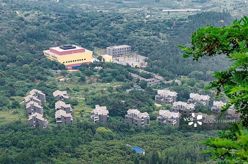 中国山东泰安市著名旅游景点九女峰自然风景区，大山里的别墅区和寺庙图片素材