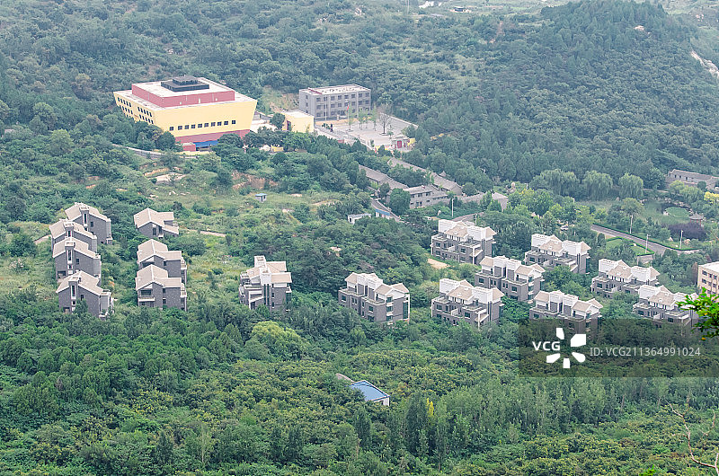 中国山东泰安市著名旅游景点九女峰自然风景区，大山里的别墅区和寺庙图片素材