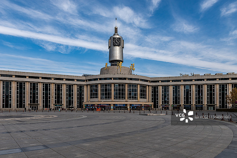 晴朗天气蓝天白云下低视角拍摄中国天津的天津站图片素材