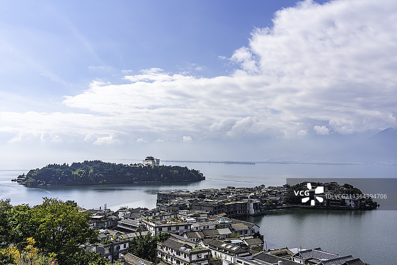 中国云南省大理市洱海双廊古镇和南诏风情岛秋天的风光图片素材