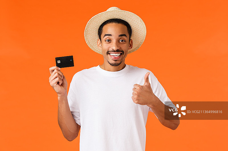 有魅力的微笑的非洲裔美国男游客的半身肖像图片素材