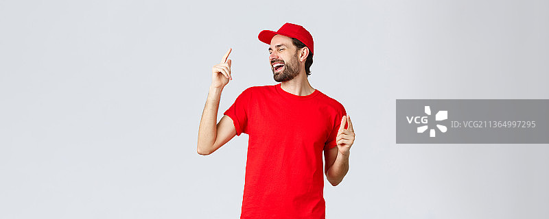 身穿红色T恤和帽子的英俊男子图片素材