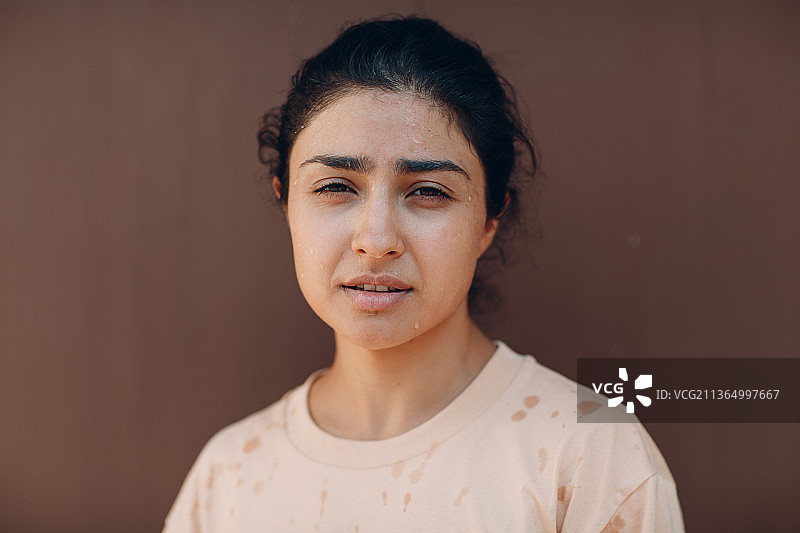 中暑的印度妇女用冷水降温图片素材