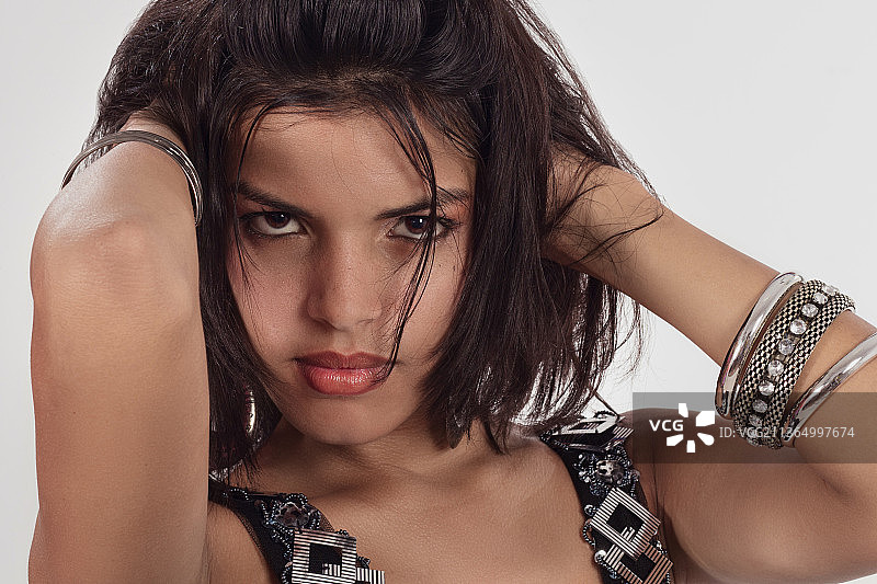 女孩肖像，以白色为背景的年轻女性肖像，古巴圣克拉拉图片素材