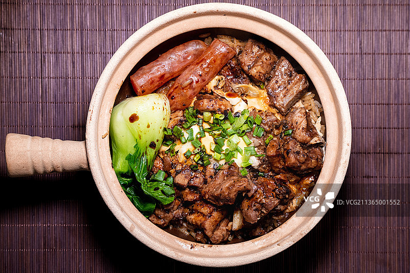 广式腊味排骨煲仔饭图片素材