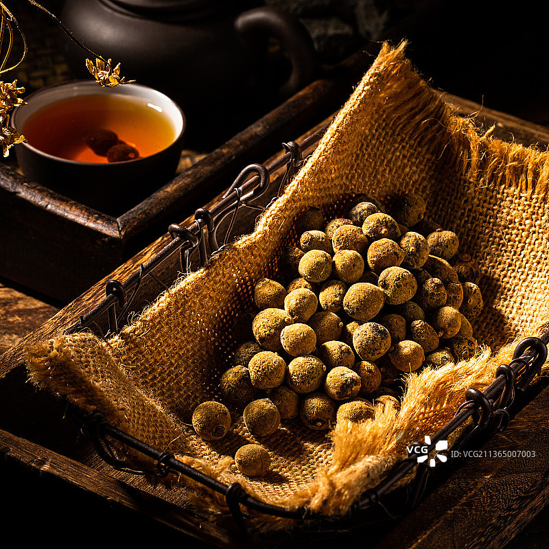 篮子里化橘红乳果干果搭配橘红茶的合照图片素材