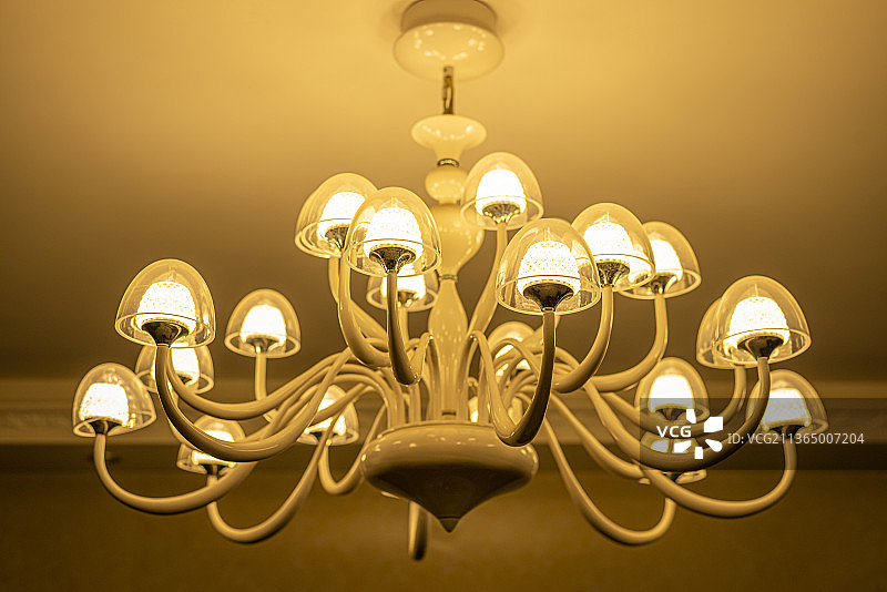大厅亮着的吊灯图片素材