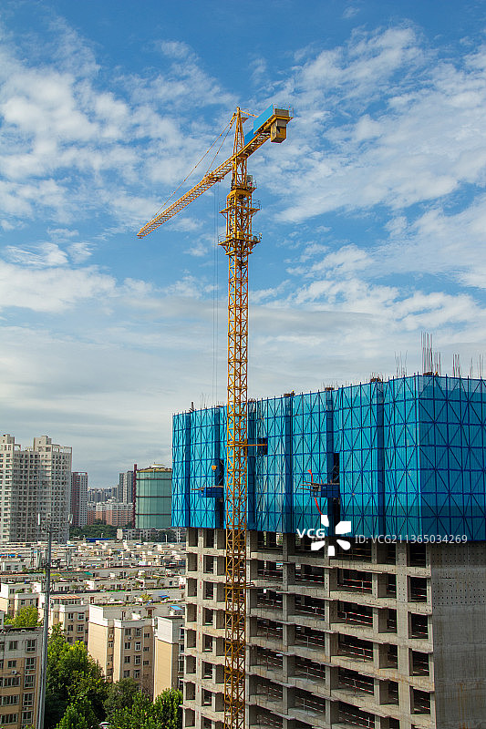 晴朗的天空下建筑工地上的塔吊图片素材