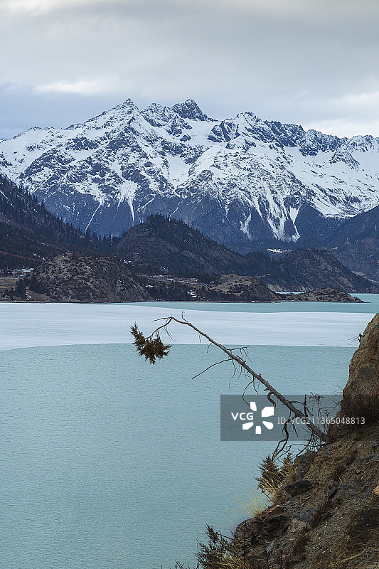 然乌湖雪山——西藏  昌都市  八宿县图片素材