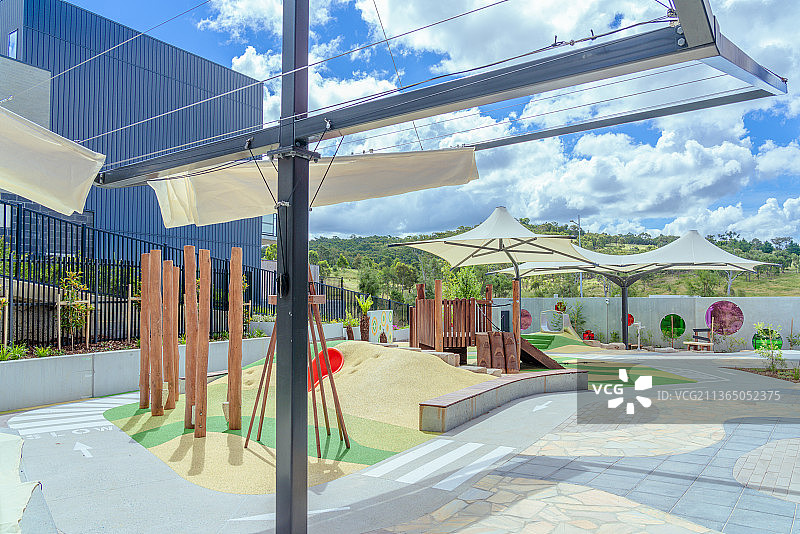 现代幼儿园户外游乐设施与舒适环境图片素材