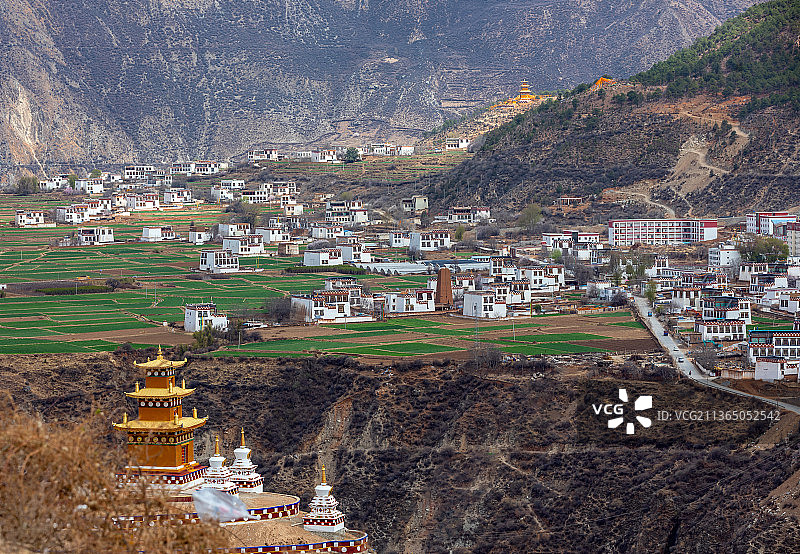 四川甘孜乡城县香巴拉镇田园风光图片素材