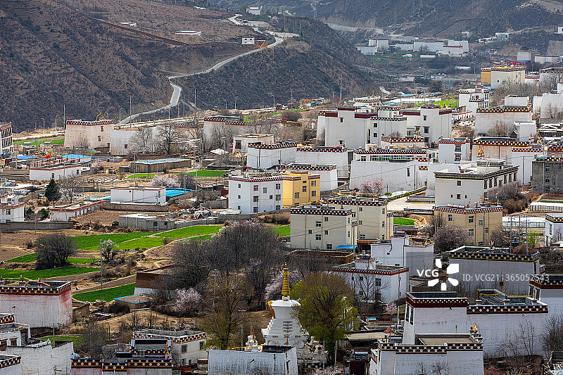 四川甘孜乡城县香巴拉镇田园风光图片素材