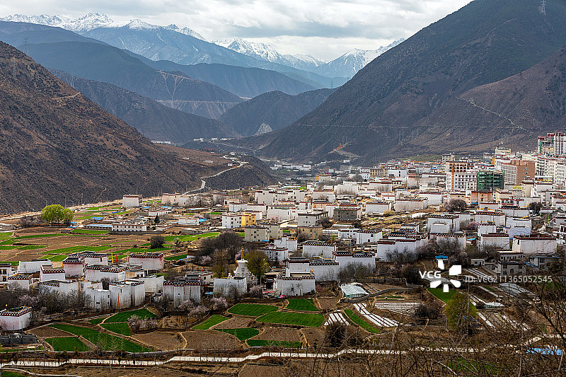 四川甘孜乡城县香巴拉镇田园风光图片素材