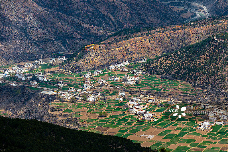 四川甘孜乡城县香巴拉镇田园风光图片素材