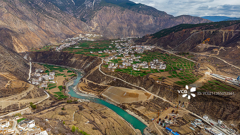 四川甘孜乡城县香巴拉镇田园风光图片素材
