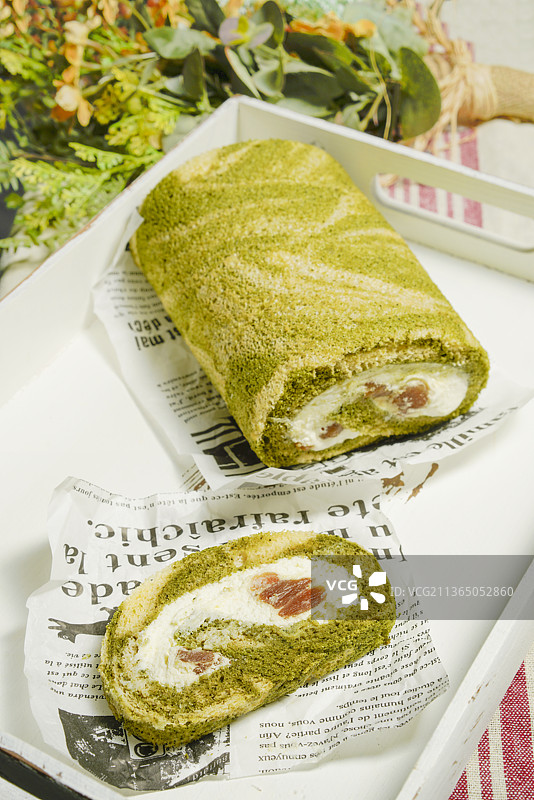 切开的黑糖蕨饼抹茶卷图片素材