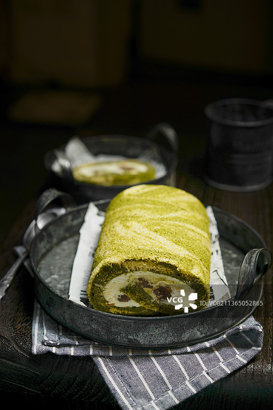 暗调黑糖蕨饼抹茶卷特写图片素材