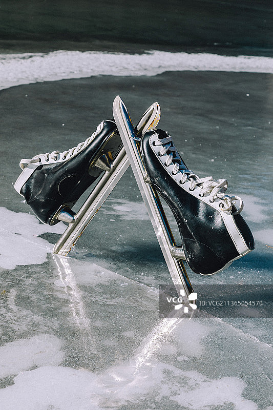 山谷冰面上的一双黑色溜冰鞋图片素材