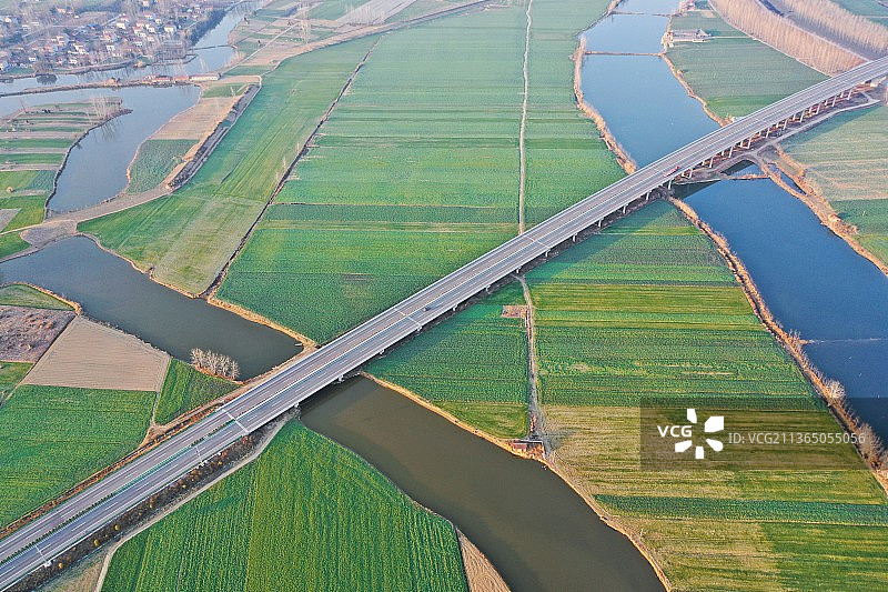 枣石高速穿过绿色麦田图片素材