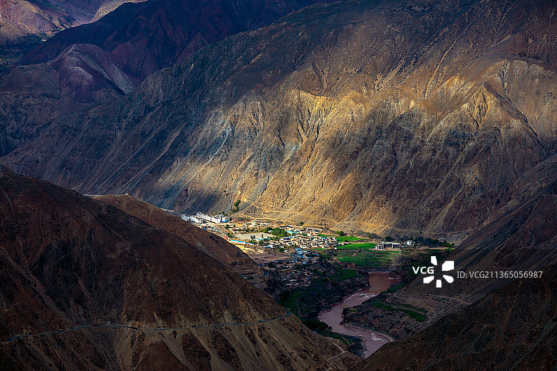 西藏芒康觉巴山乡村图片素材